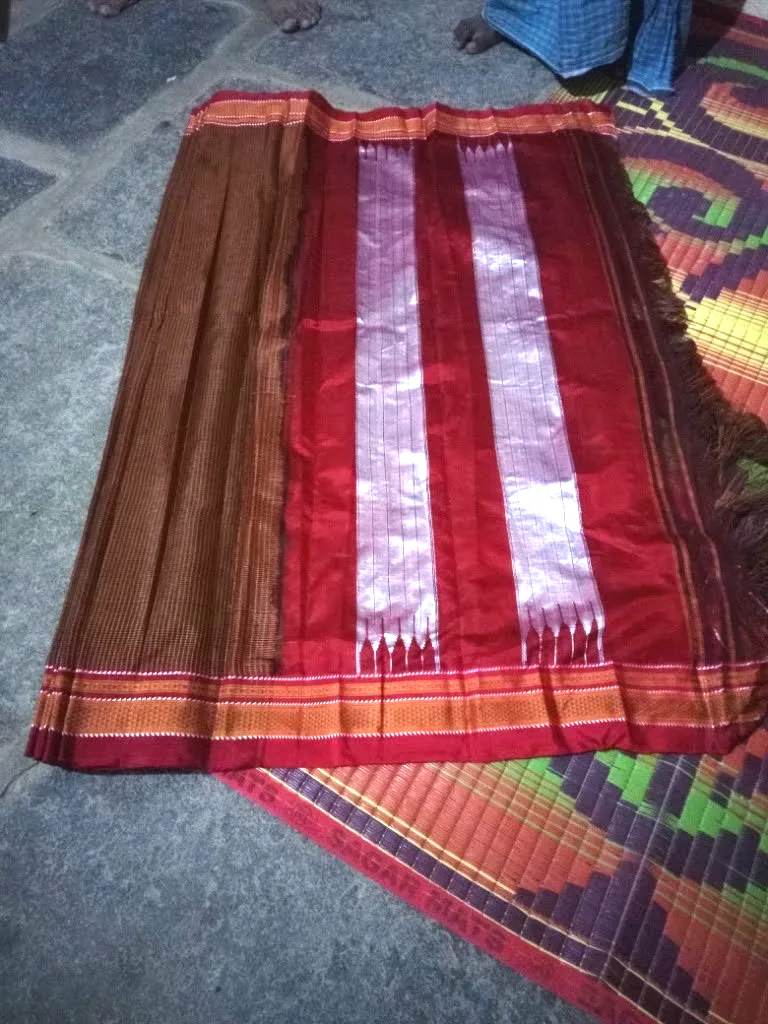 An Ilkal saree of North Karnataka with its distinctive woven border — one of the handloom traditions of the region in which Devanga families have long worked