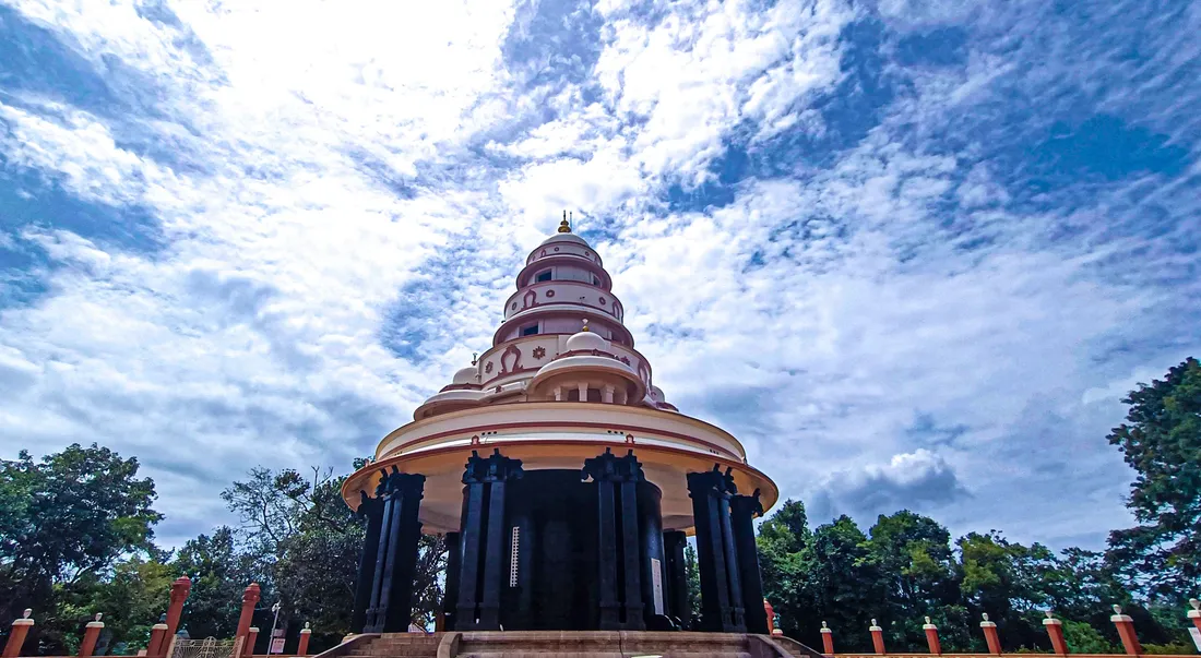 The tiered Mahasamadhi shrine at Sivagiri, Varkala, where Sree Narayana Guru rests and where Ezhava and Thiyya pilgrims climb in yellow at the turn of the year