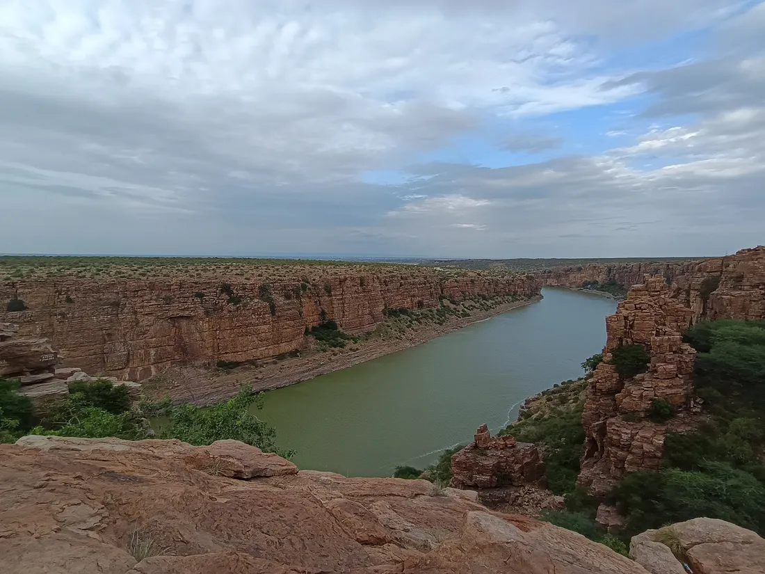 The Gandikota gorge on the Pennar river in Andhra Pradesh, beneath the hill fortress held by the Pemmasani Nayaks of the Kamma community